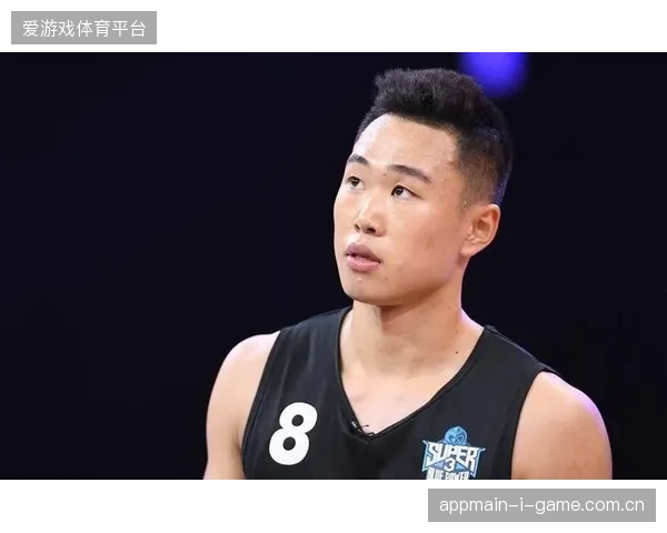 贺希宁凭借赛季顶级攻防表现荣膺常规赛MVP，其关键球处理能力成为深圳队核心战术支点